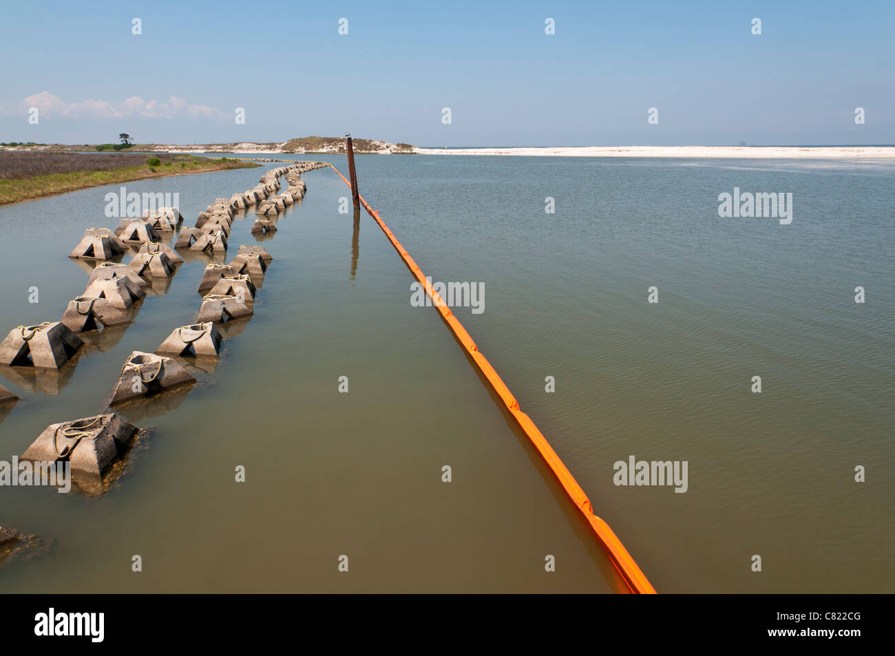 Dauphin Island, Alabama Orangenöl Boom zum Schutz der Küste von BP Oil spill Stockfoto