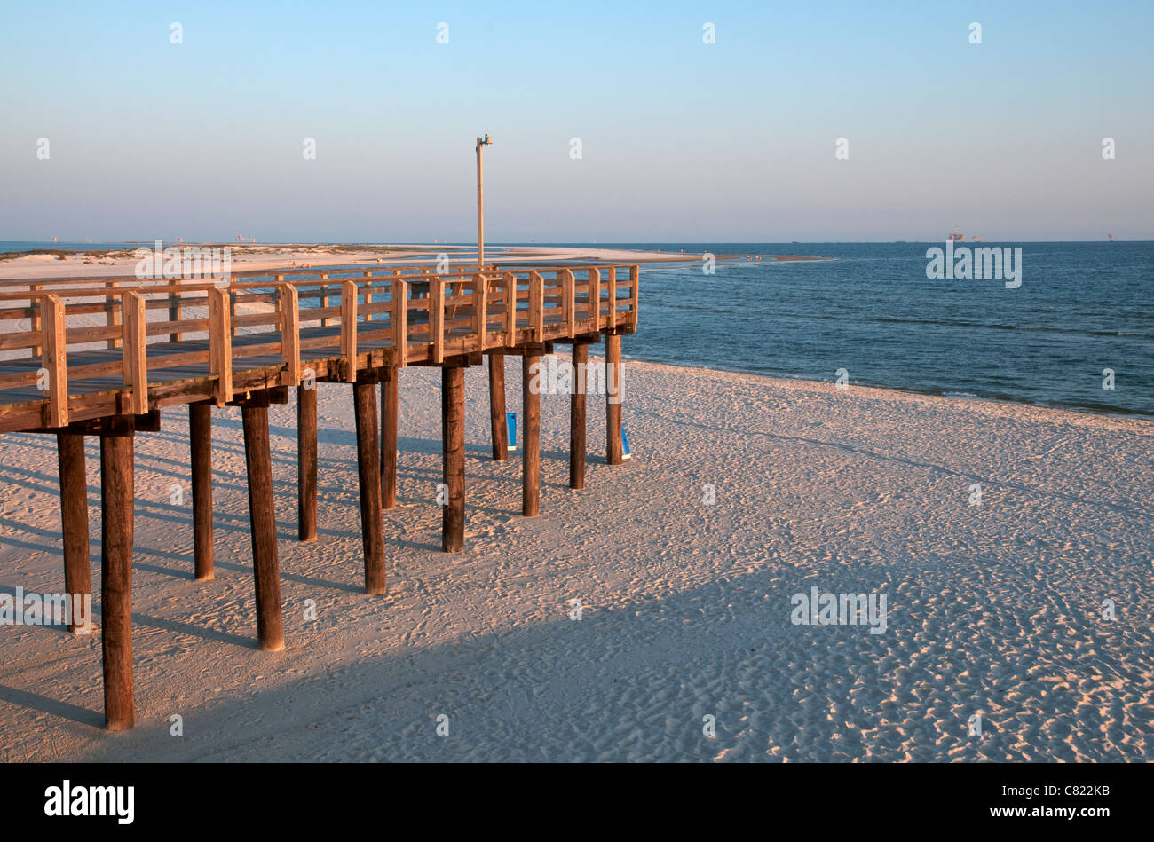 Alabama, Dauphin Island Pier und Strand Stockfoto