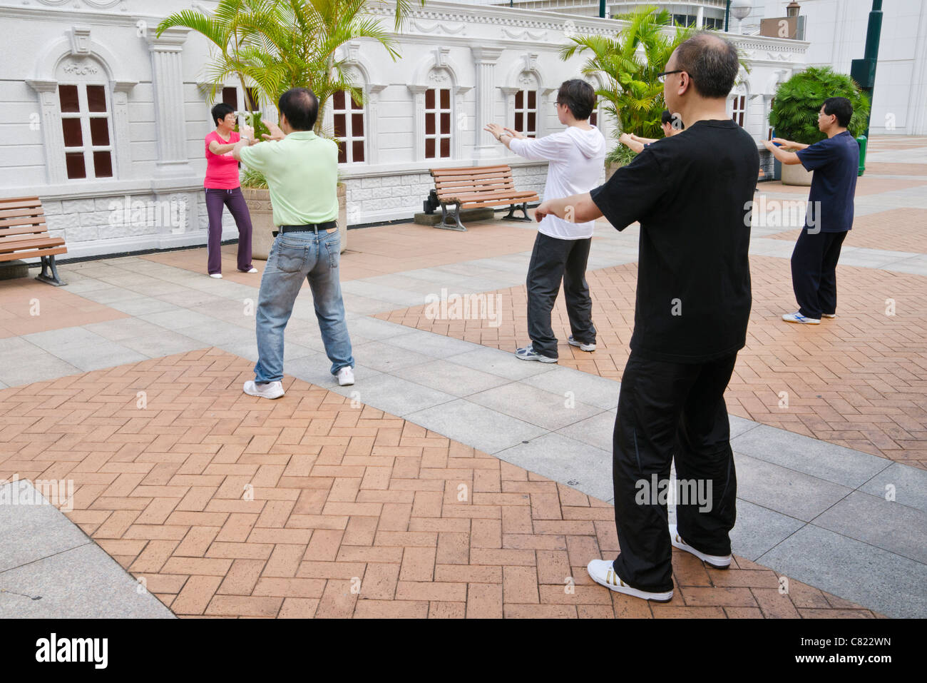 Menschen Sie praktizieren Tai Chi in einer kleinen Gruppe, Kowloon Park, Hong Kong, China Stockfoto