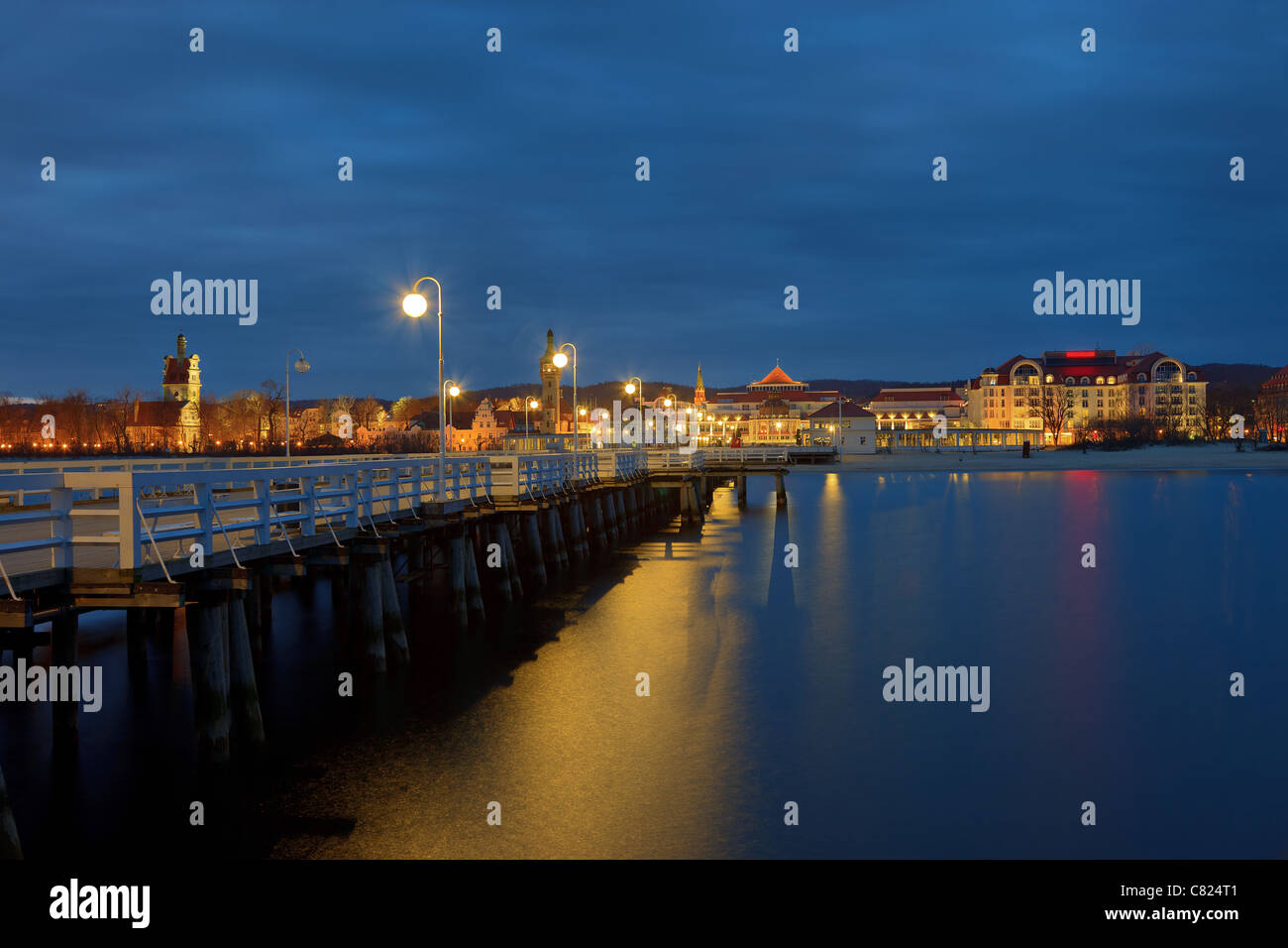Nacht-Blick von der Seebrücke in Sopot, Polen. Stockfoto