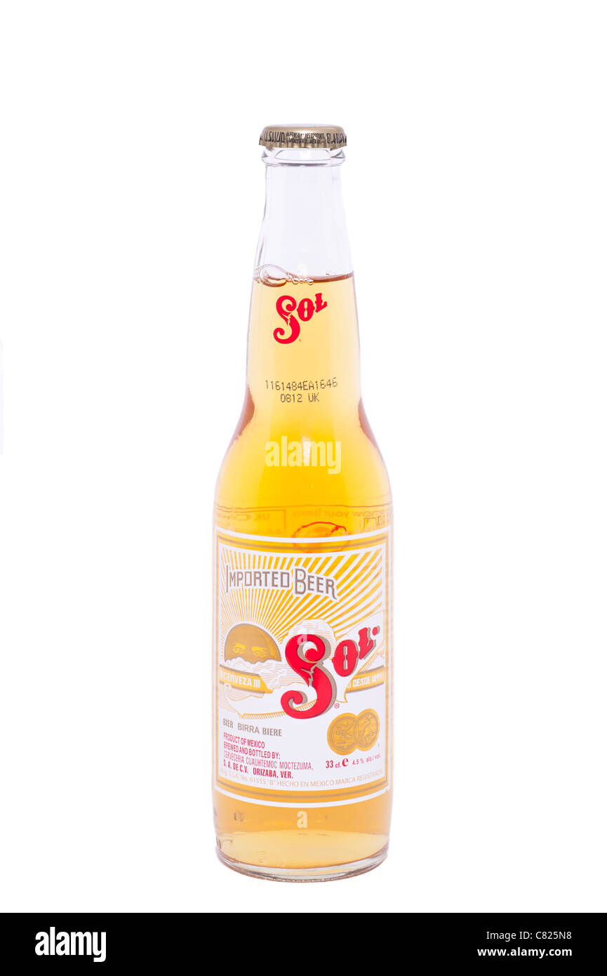 Eine Flasche Sol importierte Lagerbier auf weißem Hintergrund Stockfoto