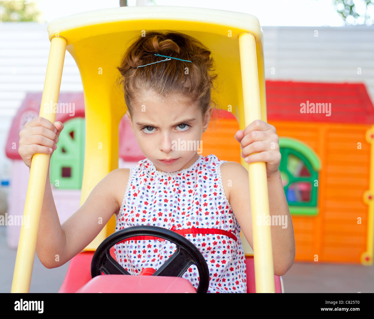 Böse Spielzeug Auto Fahrer Kinder Mädchen auf Spielplatz Stockfoto