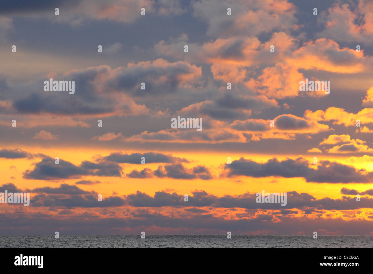 Abend-Wolken über der Ostsee. Stockfoto
