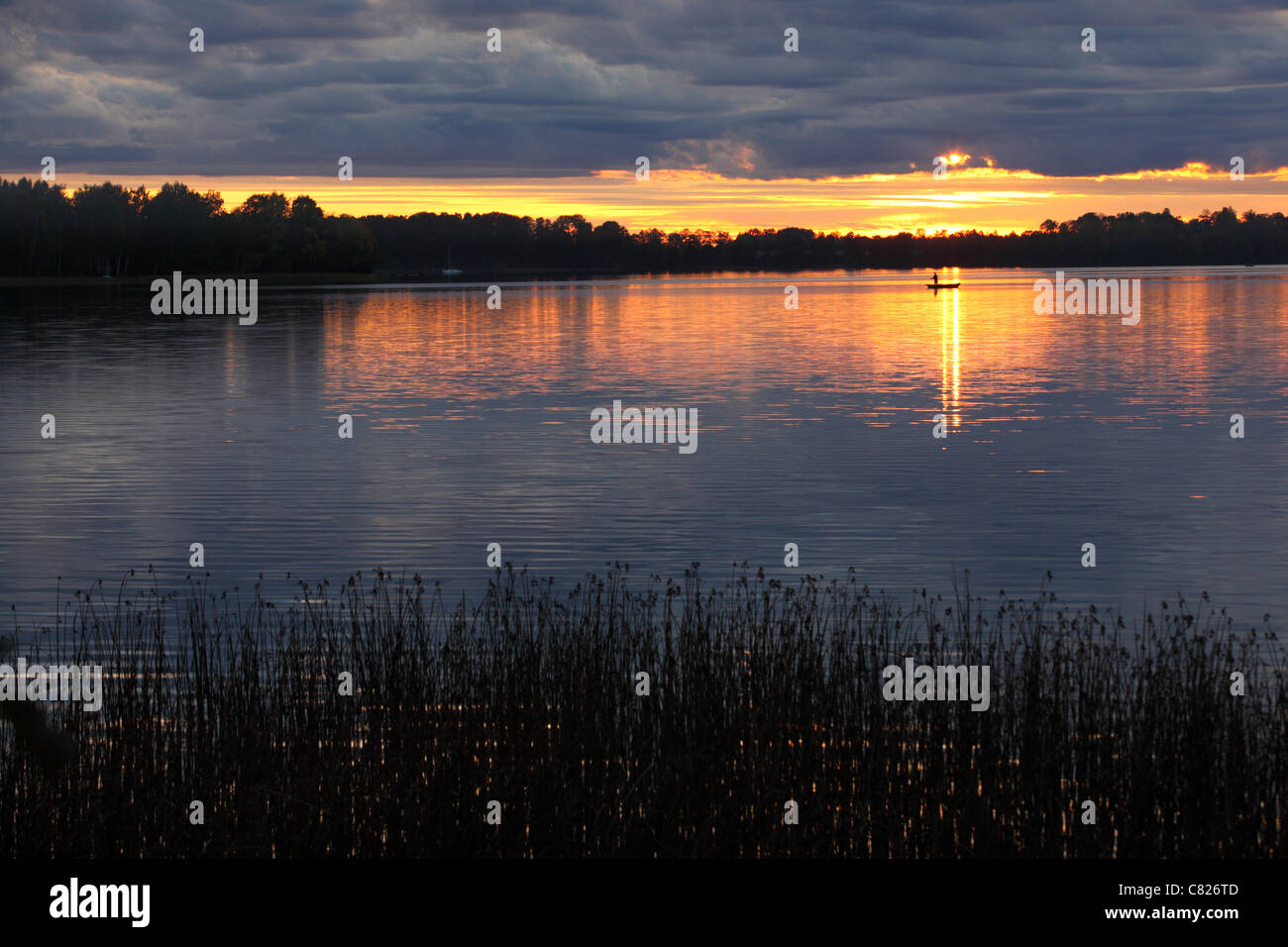 Angeln bei Sonnenuntergang, See Saadjärv. Estland. Stockfoto