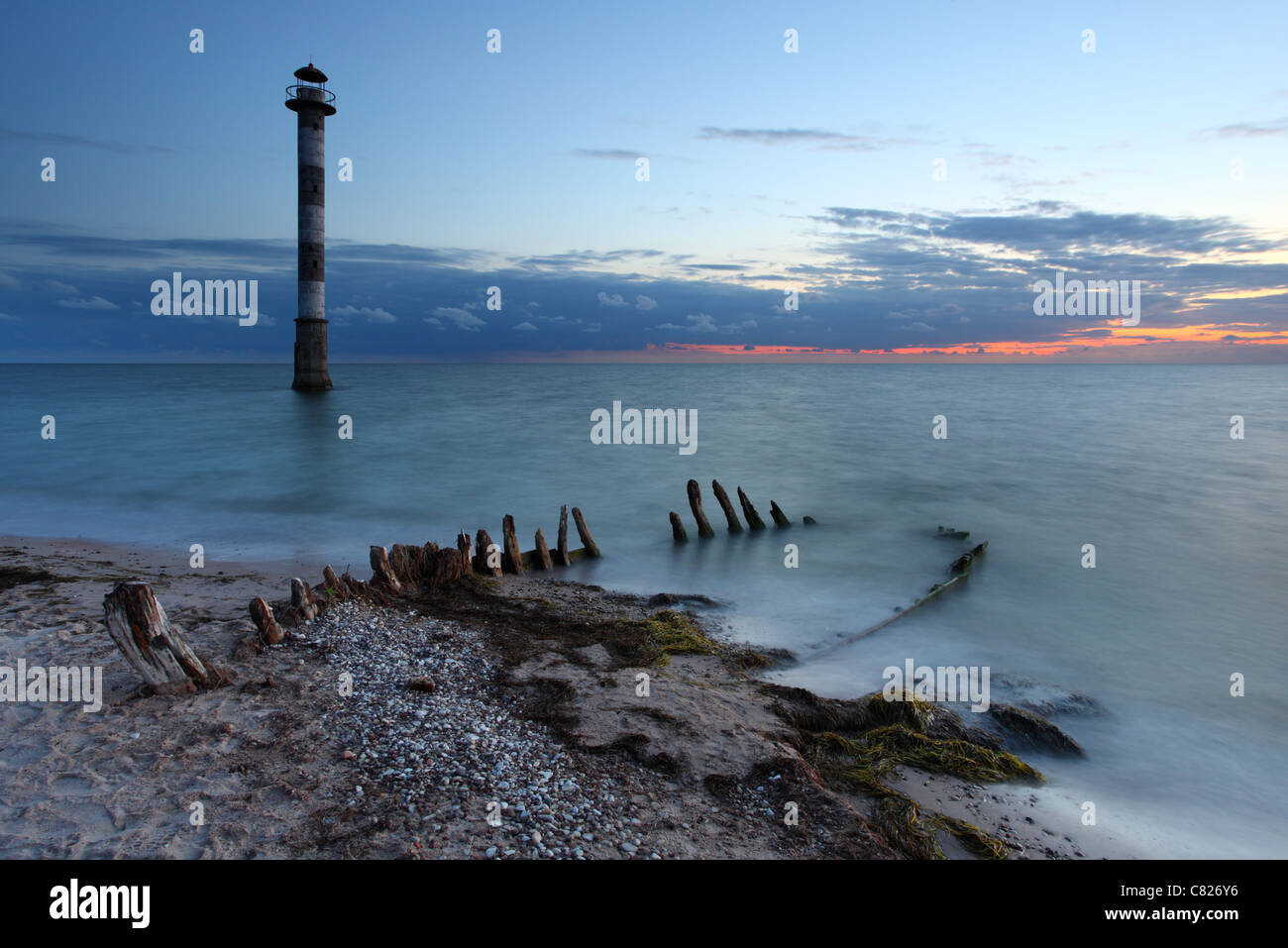 Kiipsaare Leuchtturm in das Meer und den alten verfallenden Segelboot Wrack am Halbinsel Harilaid, Insel Saaremaa, Estland. Stockfoto