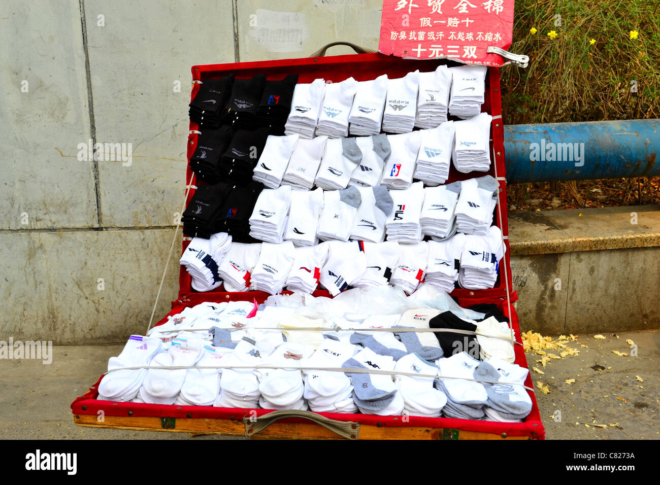 Ordentlich suchen Socken von großen Marken aus einer Kiste in einer schmutzigen Straße verkauft werden. Stockfoto