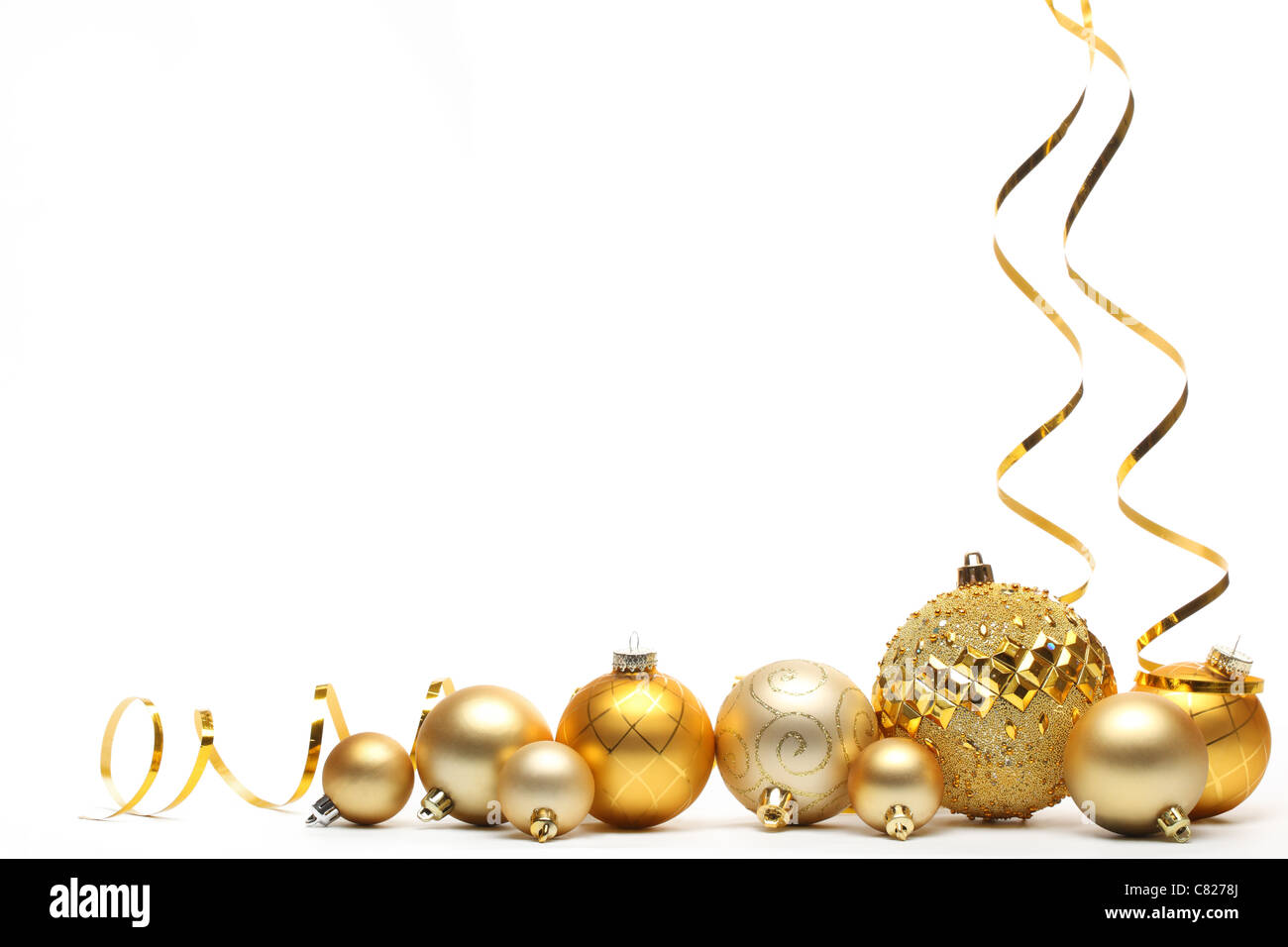 Goldene Weihnachtskugel mit Bändern isoliert auf weiss. Stockfoto