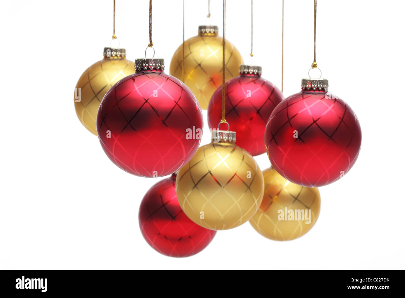 Gruppe von roten und goldenen Weihnachtskugeln hängen über weiß. Stockfoto