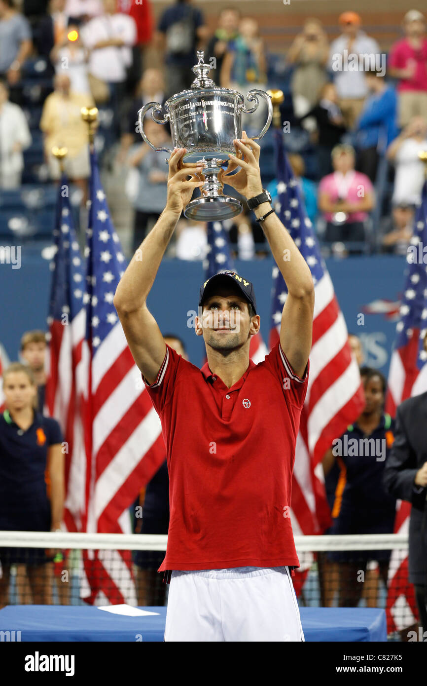 Novak Djokovic Serbien hält Gewinner Trophäe bei den US Open 2011 Stockfoto