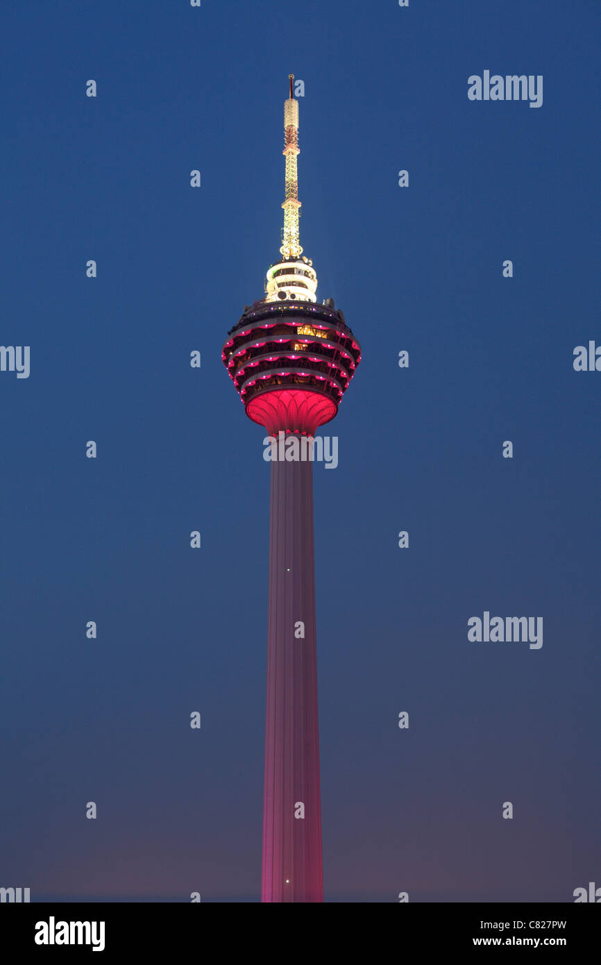 KL Tower bei Nacht, Kuala Lumpur, Malaysia Stockfoto