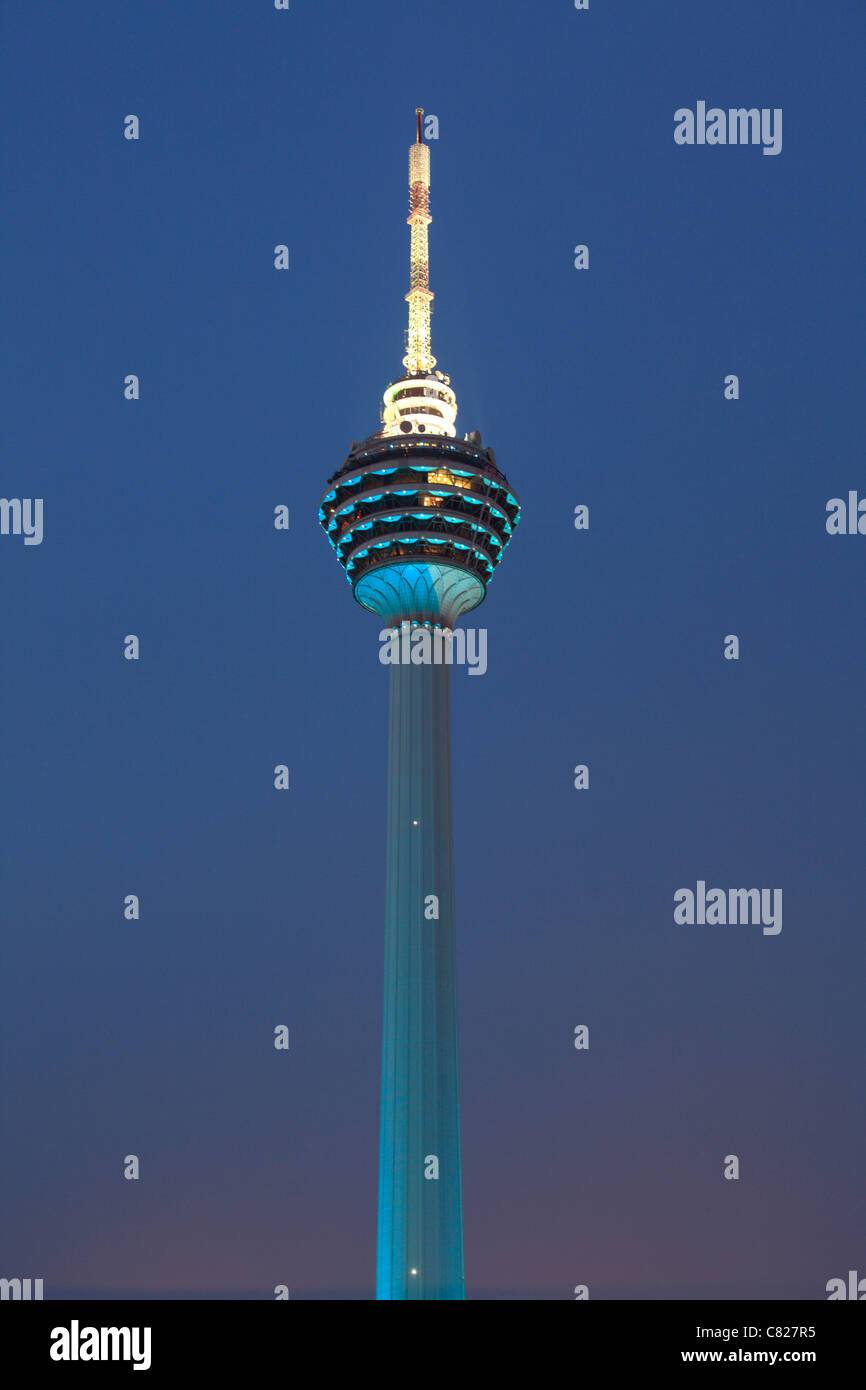 KL Tower bei Nacht, Kuala Lumpur, Malaysia Stockfoto