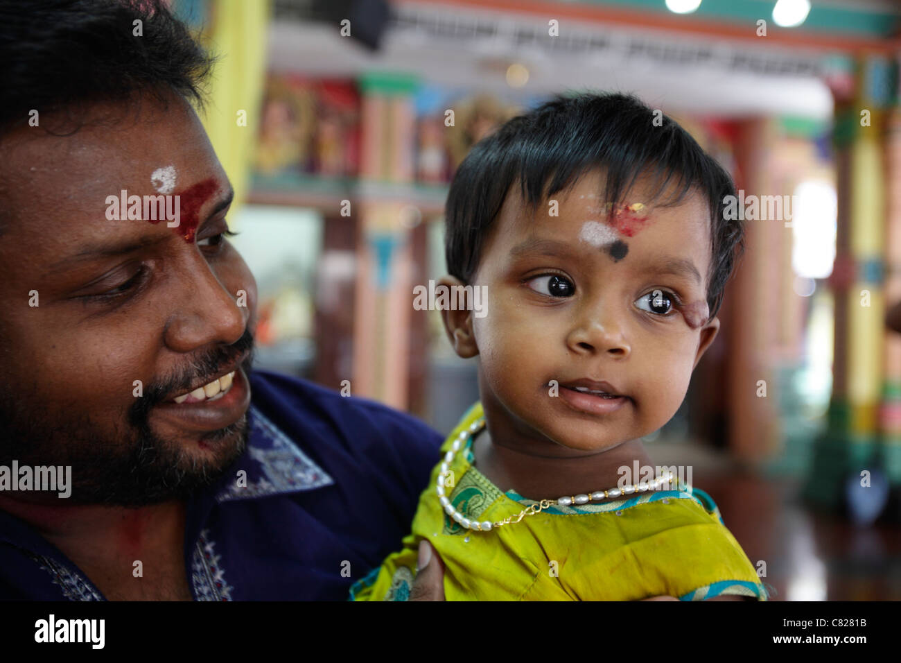 Porträt eines Mannes mit Sohn an Sri Mariamman Tempel, Kuala Lumpur, Malaysia Stockfoto
