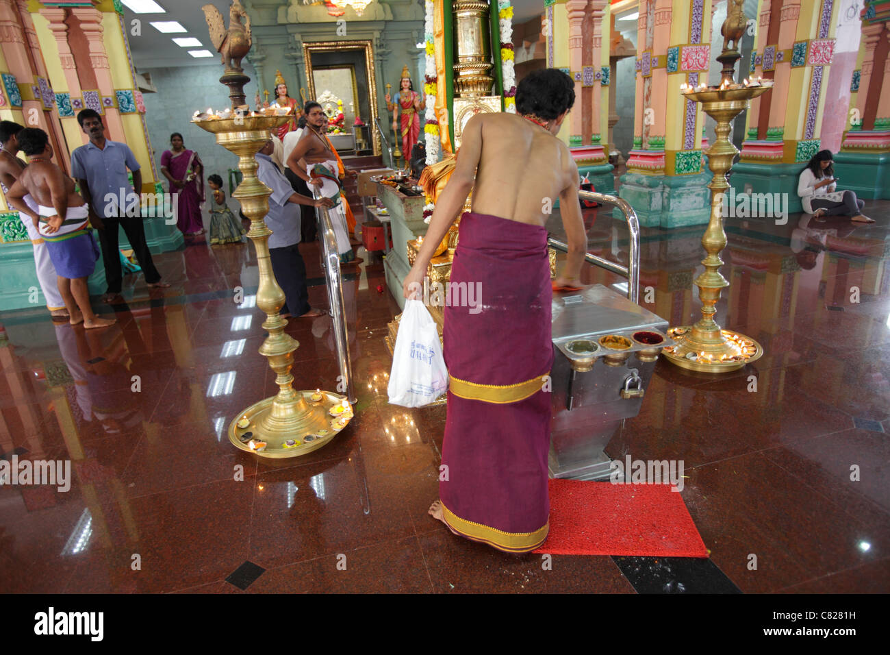 Faithfuls bei Sri Mariamman Temple, Kuala Lumpur, Malaysia Stockfoto