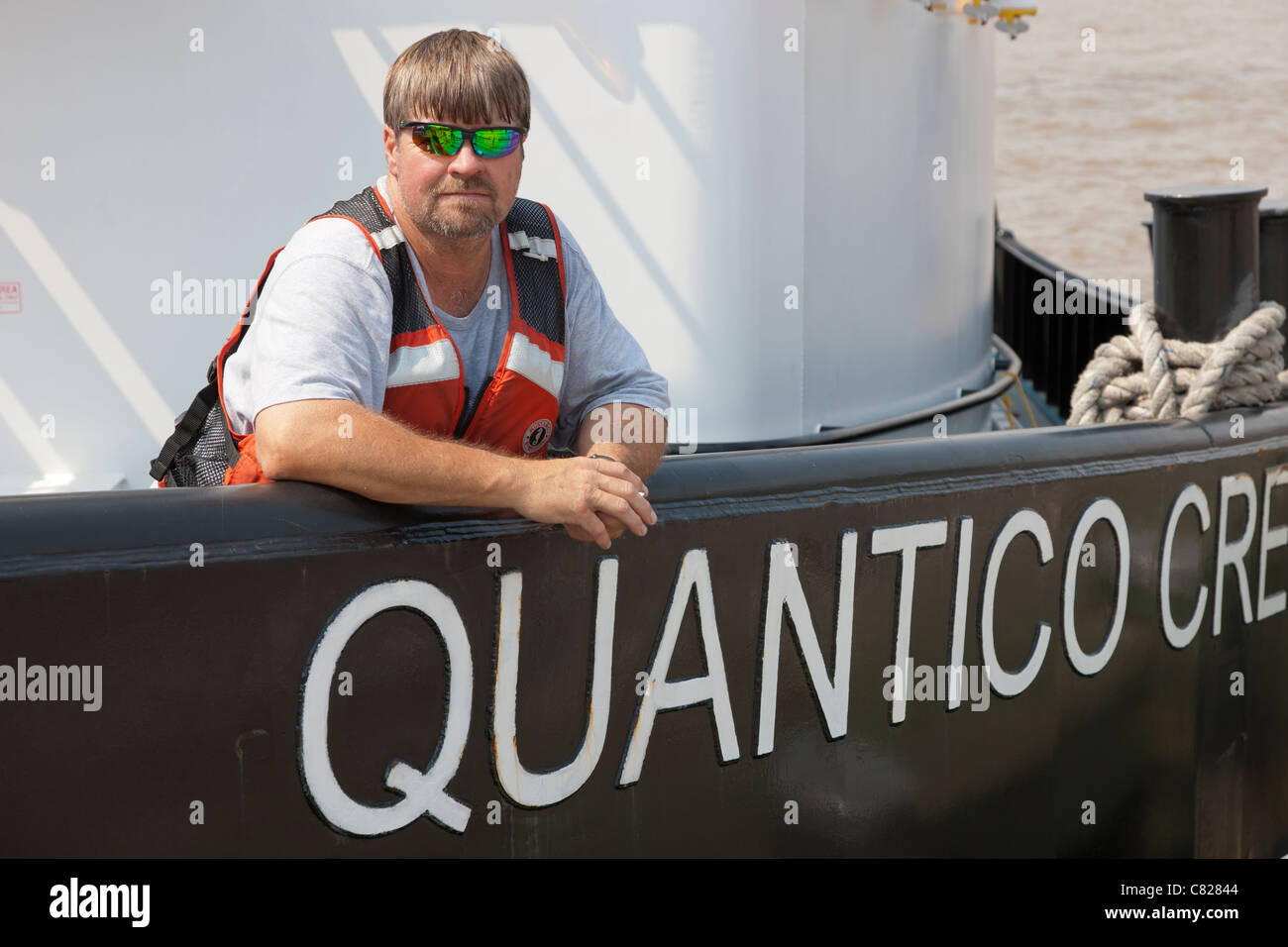 Ein Besatzungsmitglied auf dem Schlepper Quantico Creek nach 2011 Great North River Schlepper Race und Wettbewerb in New York City. Stockfoto