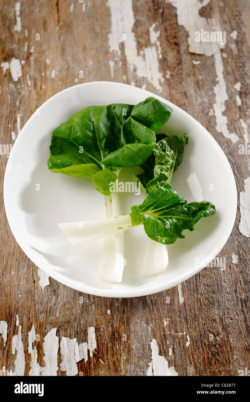 grünes Gemüse auf weiße Schale Stockfoto