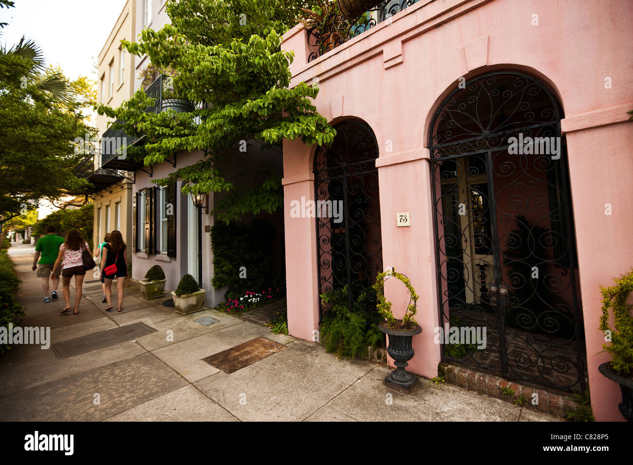 Regenbogen historischen Reihenhäusern entlang Battery Street Charleston, SC. Stockfoto