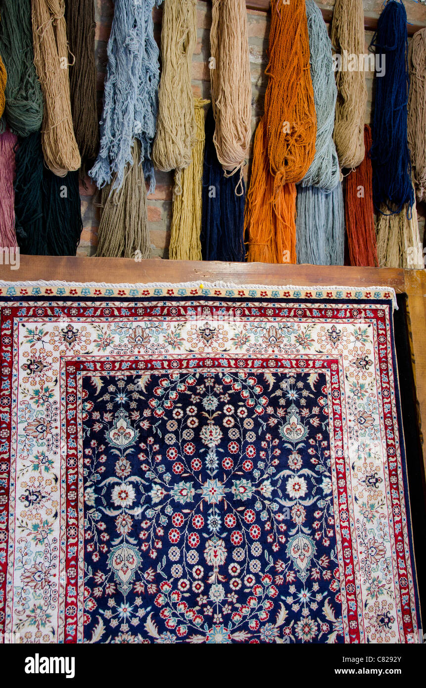 Türkei, Kusadasi. Türkische Teppiche Werkstatt- und Showroom. Florales  Muster Teppich mit natürlichen gefärbte Wolle Garn Stockfotografie - Alamy