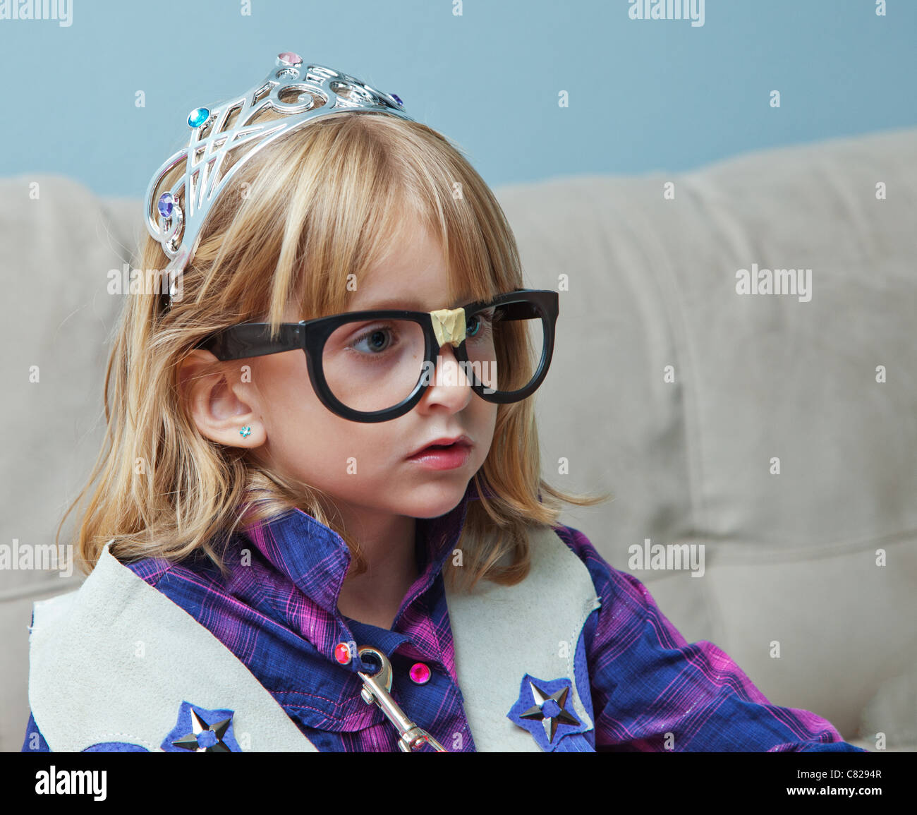 Kleines Mädchen mit schwarzen Nerd Brille und Diadem Stockfotografie - Alamy