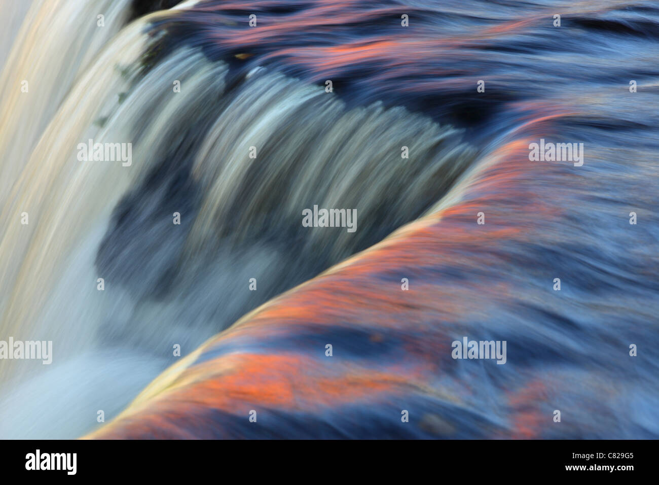 Streifen von einem Wasserfall Keila-Joa. Stockfoto