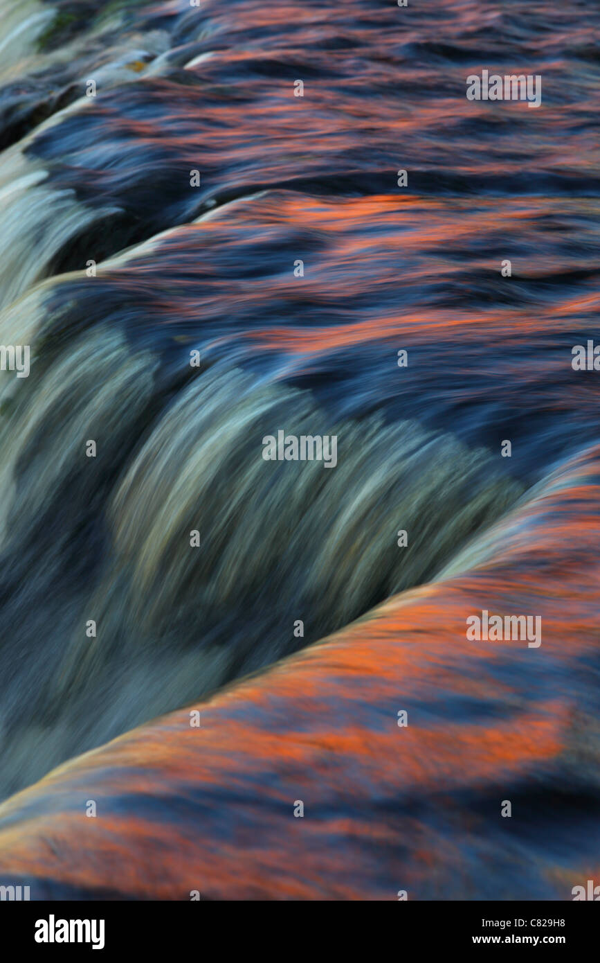 Bunte Reflexion und Streifen von einem Wasserfall Keila-Joa. Europa Stockfoto