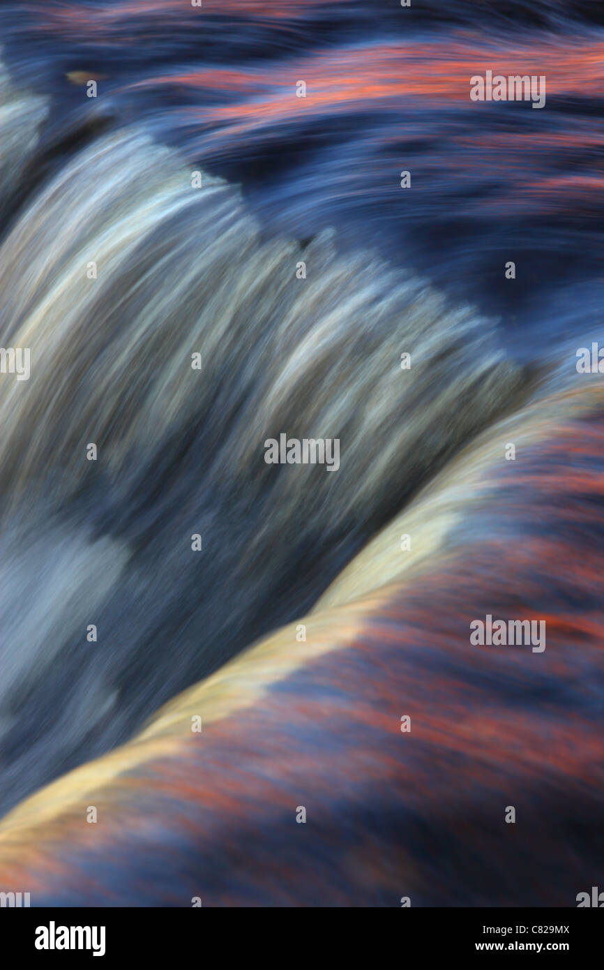 Bunte Reflexion und Streifen von einem Wasserfall Keila-Joa. Europa Stockfoto