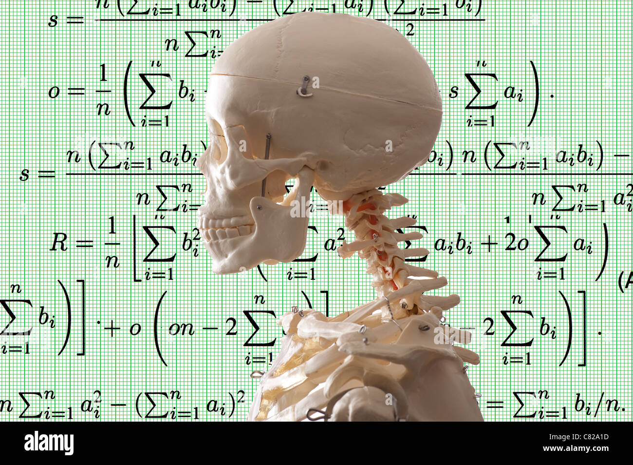 Konzept-Bild Skelett und mathematische Symbole Hintergrund Stockfoto