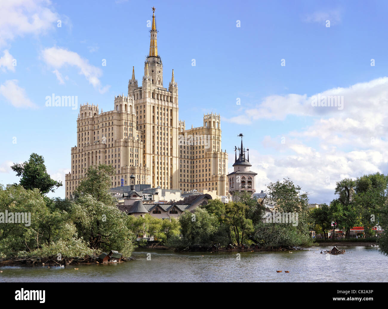 Hochhaus in Moskau. Stockfoto