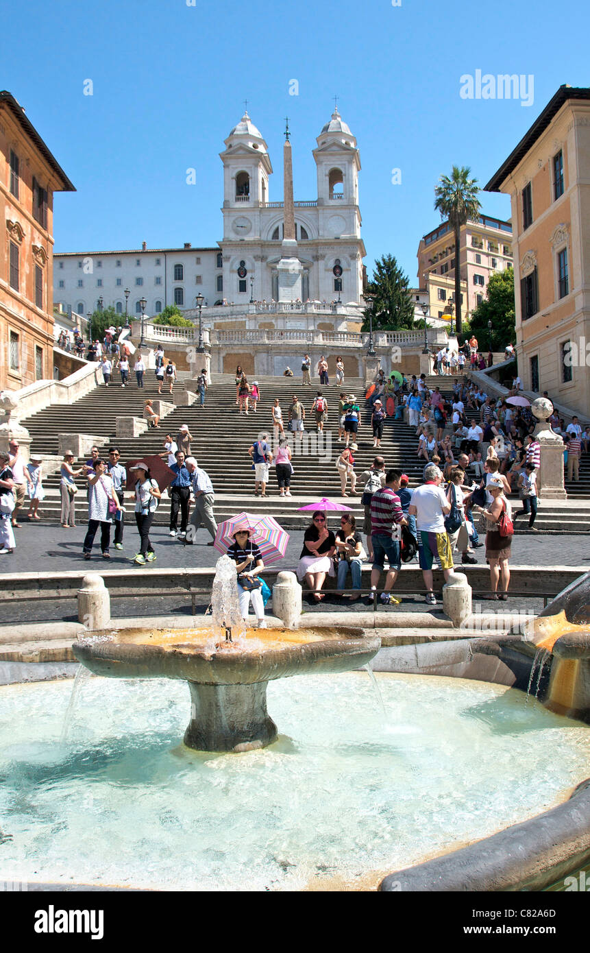 Fontana della Barcaccia Brunnen und Touristen auf die spanische Treppe, Piazza di Spagna, Rom, Italien, Europa Stockfoto