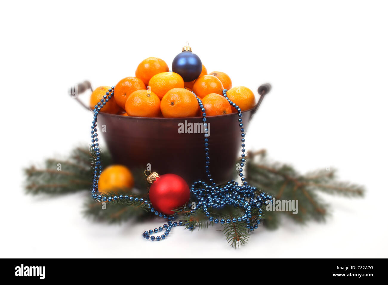 Mandarinen und Weihnachtskugeln in weiß Stockfoto