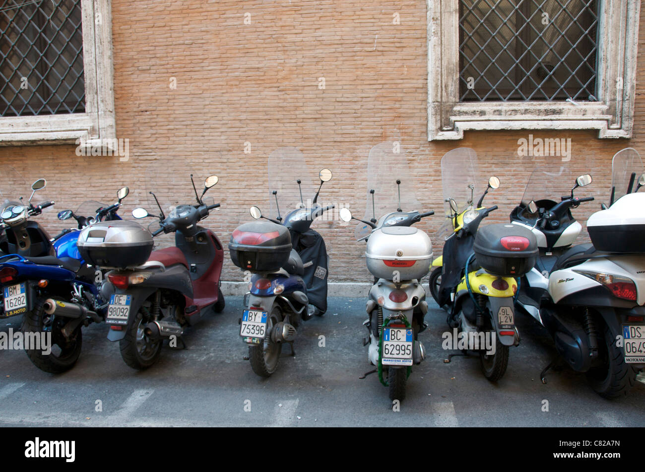 Motorroller in der historischen Altstadt von Rom, Italien, Europa Stockfoto