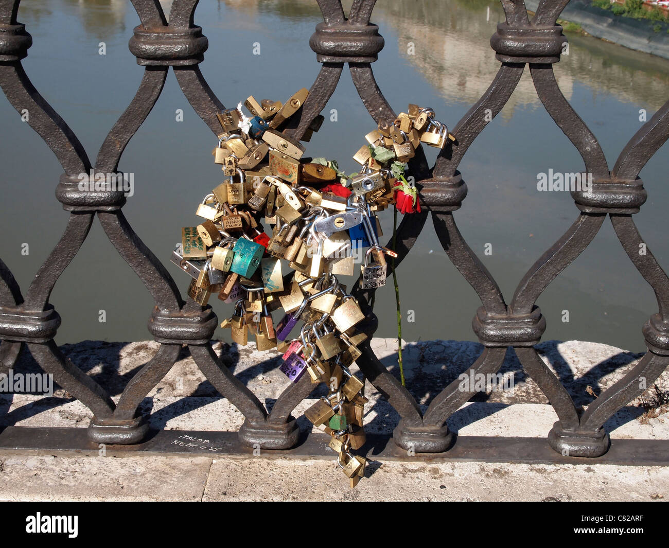 Vorhängeschlösser auf Brücke. Rom. Italien Stockfoto