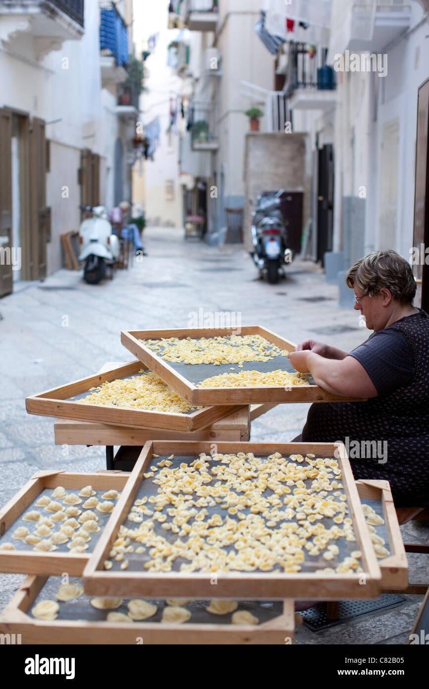 Frau machen Nudeln auf den Straßen der Altstadt von Bari, Apulien Italien. Foto: Jeff Gilbert Stockfoto