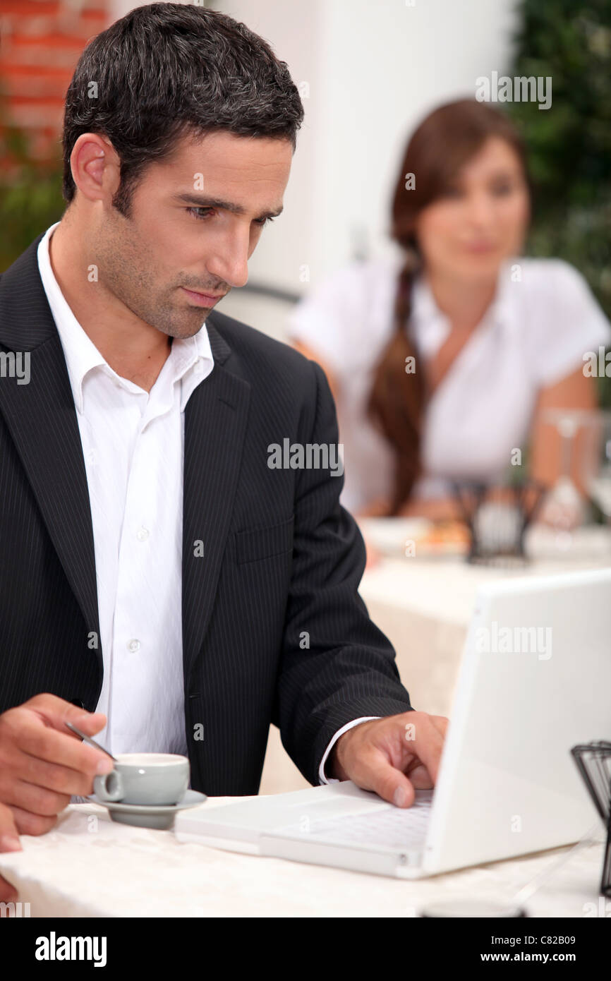 Mann mit Laptop in einem restaurant Stockfoto