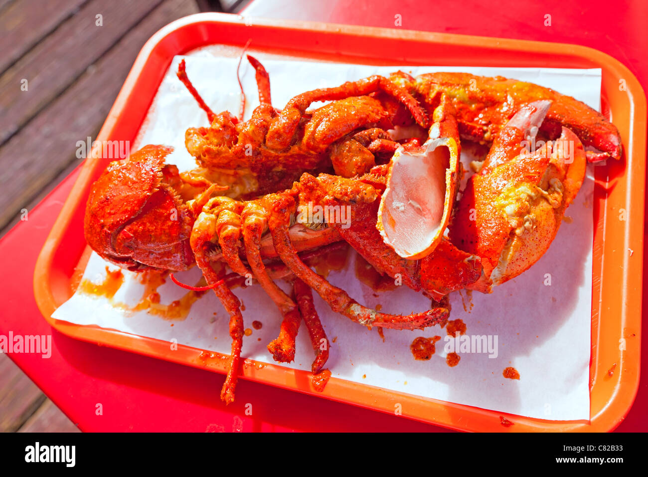 Großen Hummer vom Grill auf roter Schale im mexikanischen restaurant Stockfoto