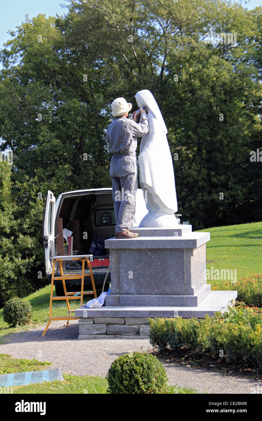 Bildhauer Béatrice Bouvet-Sassone arbeiten auf eine Marienstatue am Publier in der Nähe von Évian-Les-Bains, in Süd-Ost-Frankreich. Stockfoto