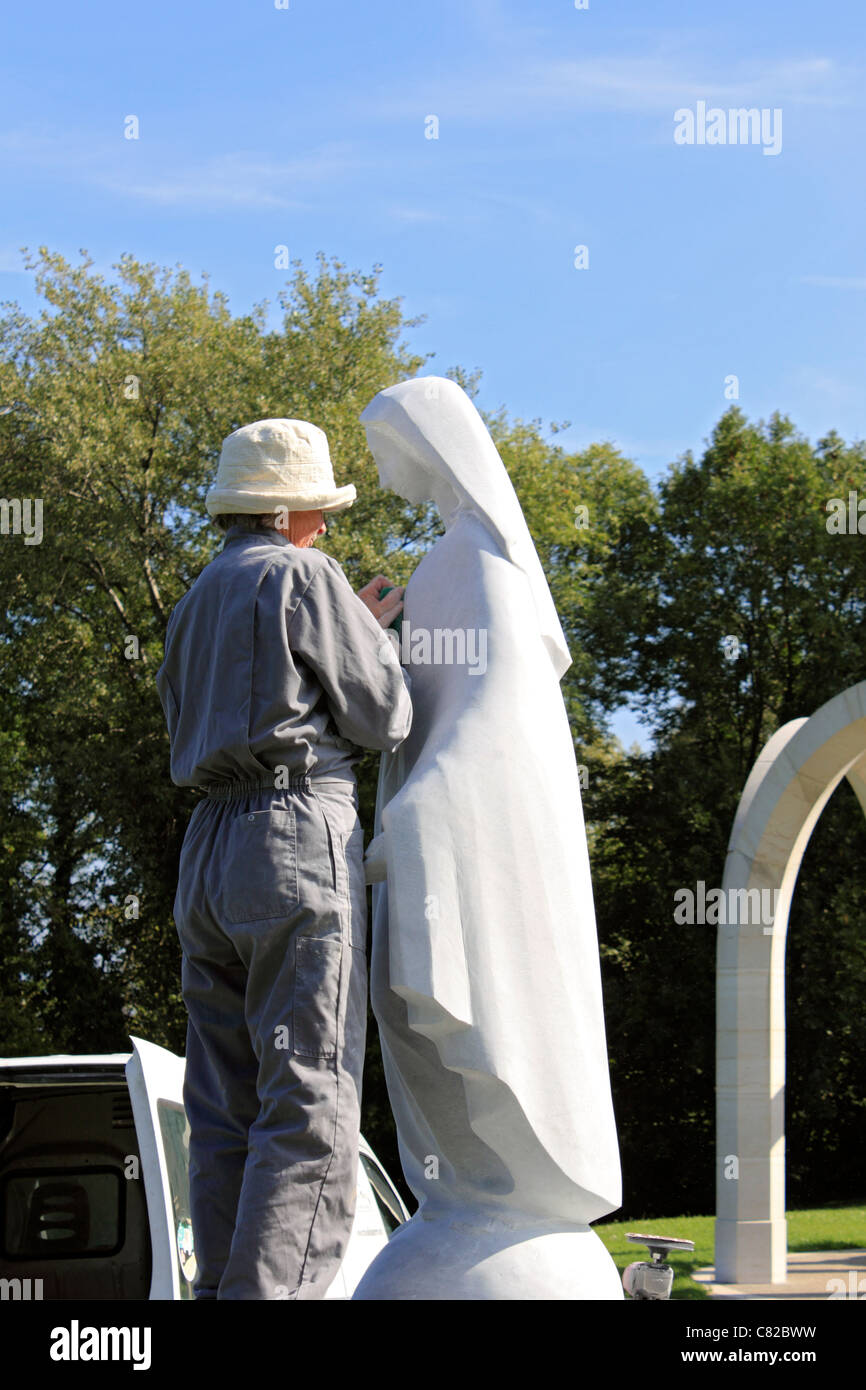 Bildhauer Béatrice Bouvet-Sassone arbeiten auf eine Marienstatue am Publier in der Nähe von Évian-Les-Bains, in Süd-Ost-Frankreich Stockfoto