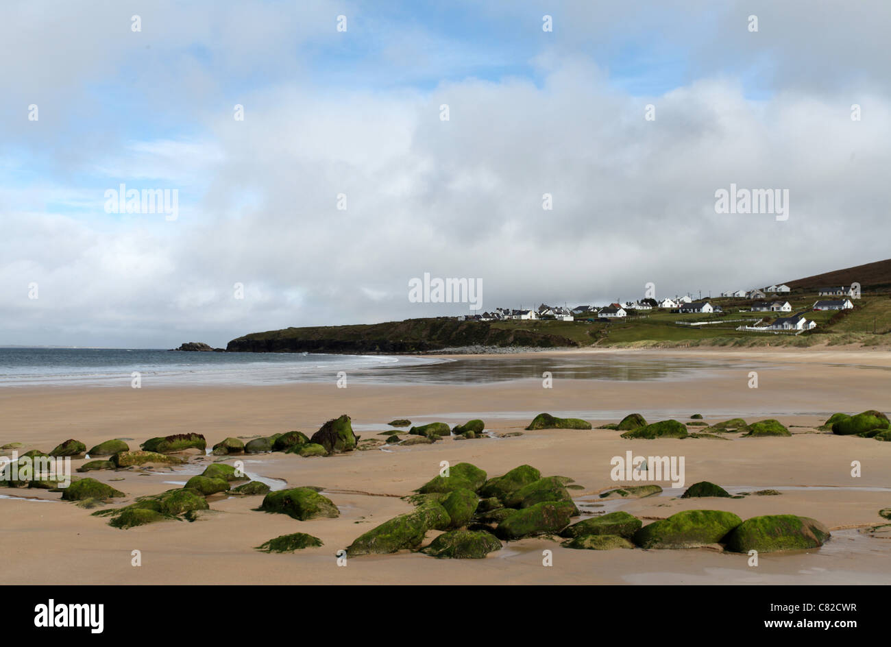 Der Strand in Dugort auf Achill Island im County Mayo genannt Golden Strand Stockfoto