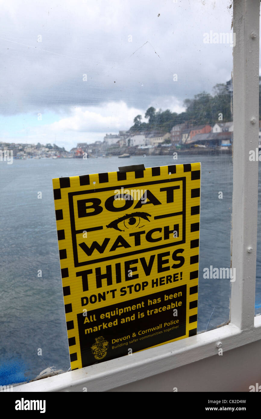 Boot Watch Warnzeichen für Diebe auf Auto Fähre, die den Fluss Fowey zwischen Fowey und Bodinnick, Cornwall, England kreuzt Stockfoto