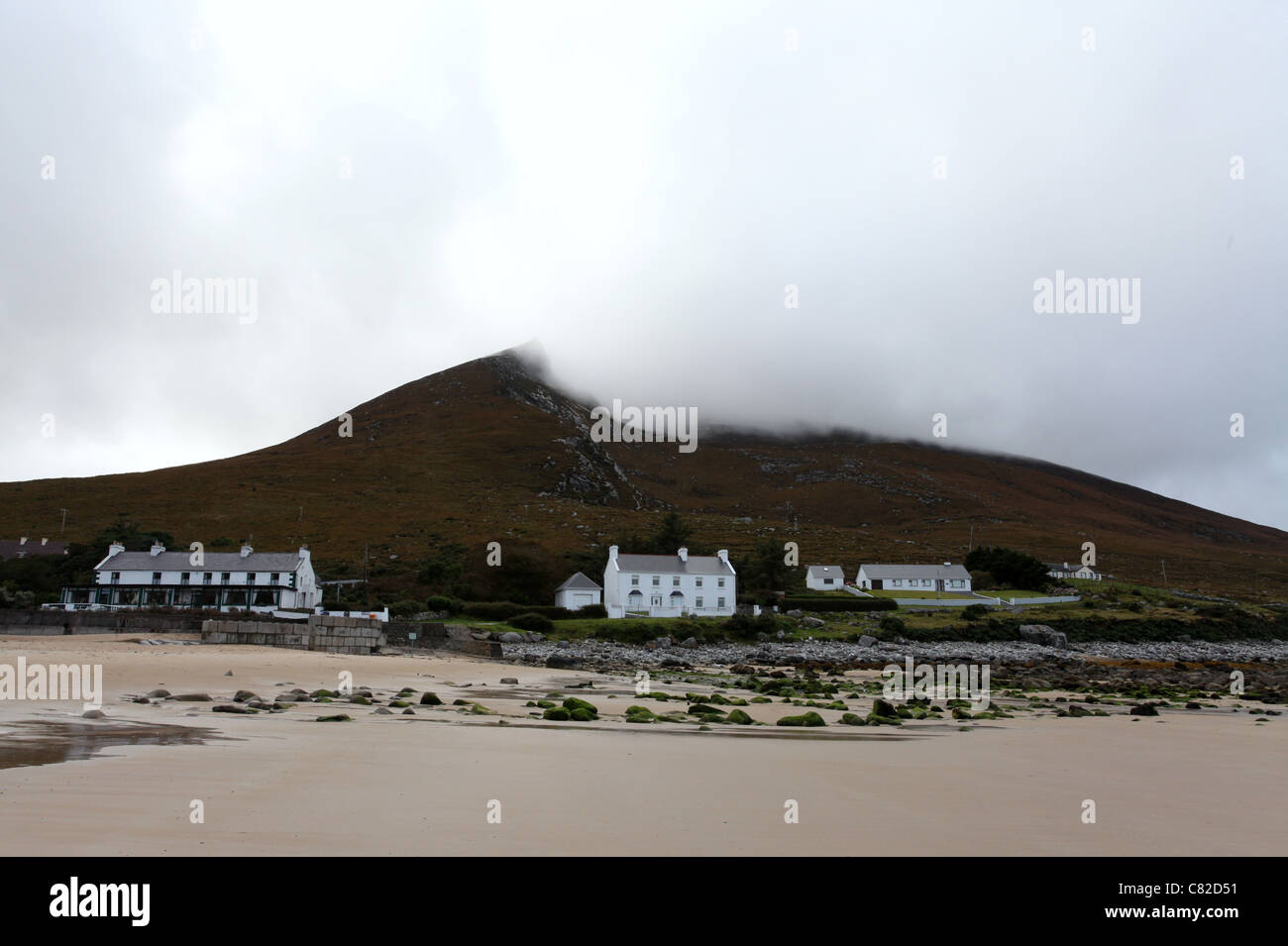 Der Strand in Dugort auf Achill Island im County Mayo genannt Golden Strand Stockfoto
