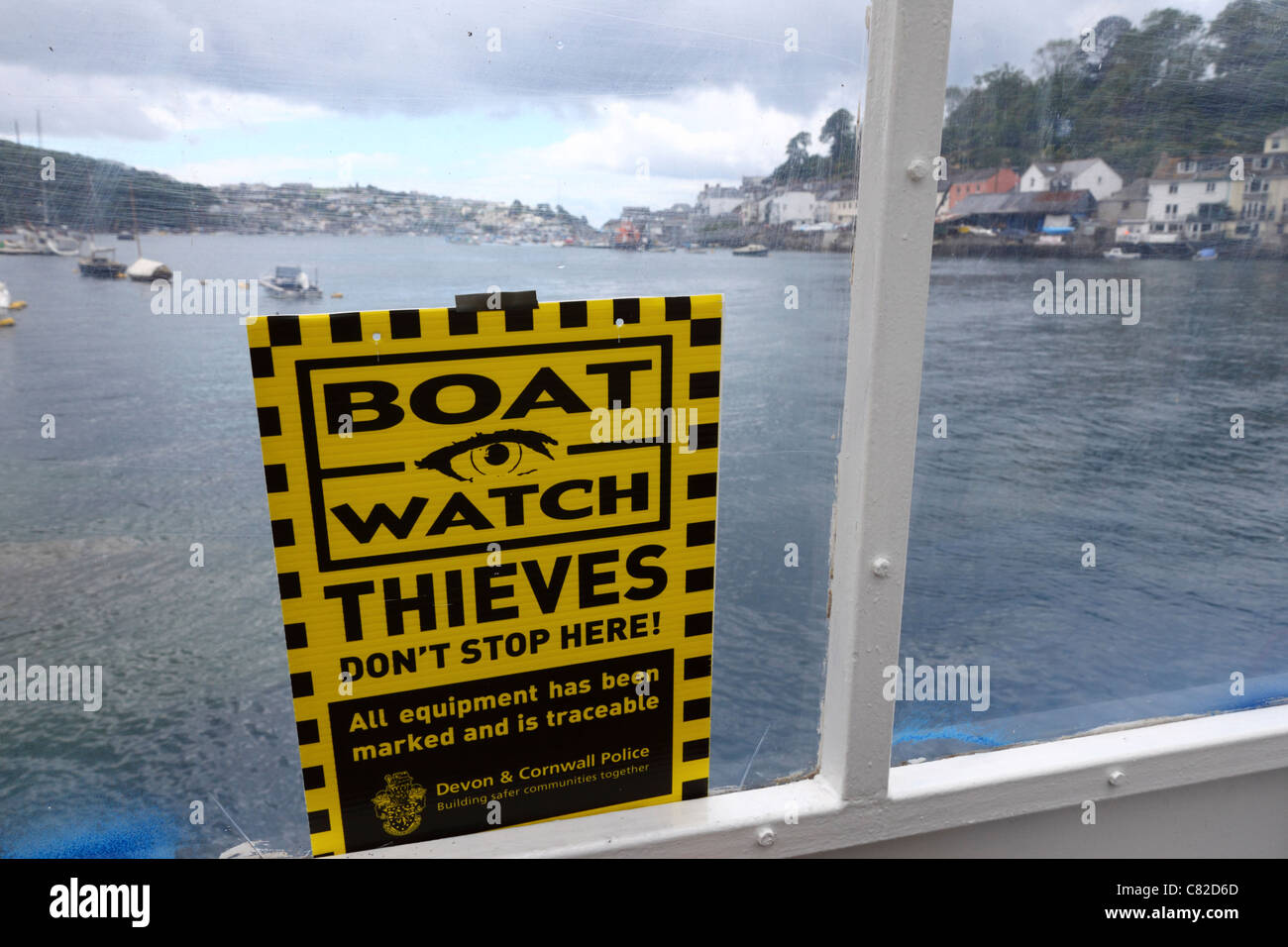 Boot Watch Warnzeichen für Diebe auf Auto Fähre, die den Fluss Fowey zwischen Fowey und Bodinnick, Cornwall, England kreuzt Stockfoto