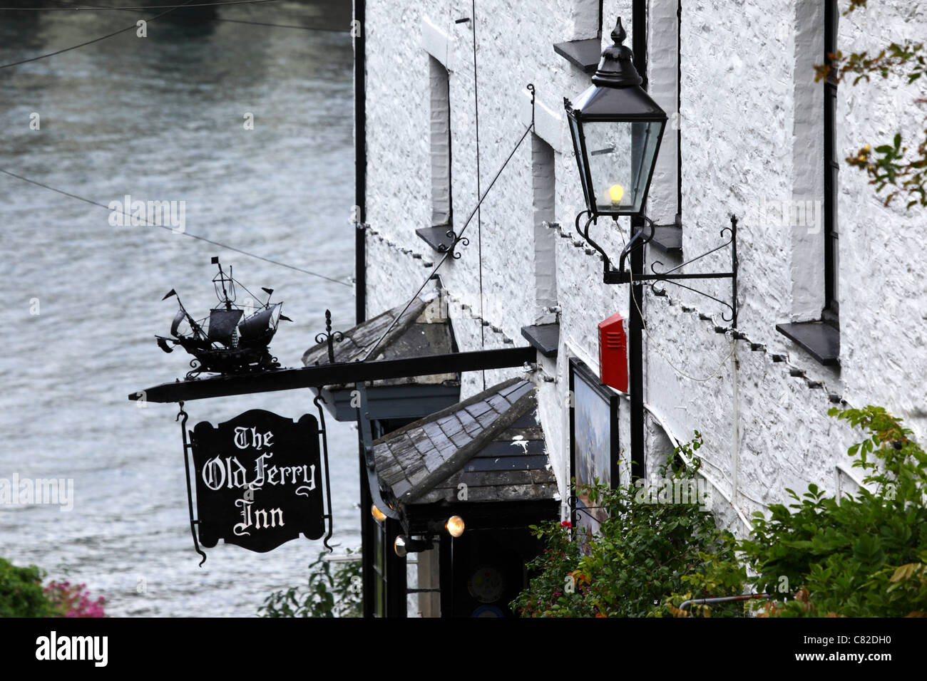 The Old Ferry Inn, River Fowey im Hintergrund, Bodinnick, in der Nähe von Fowey, Cornwall, England Stockfoto