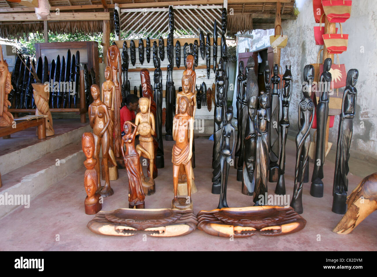 Madagaskar typischen handwerklichen Arbeiten auf Holz Statuen und Masken  für den Verkauf an Touristen in Nosy Komba-Madagaskar-Afrika  Stockfotografie - Alamy