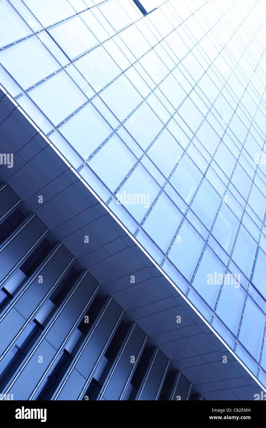 Fenster des Neubaus in blauer Farbe getönt Stockfoto