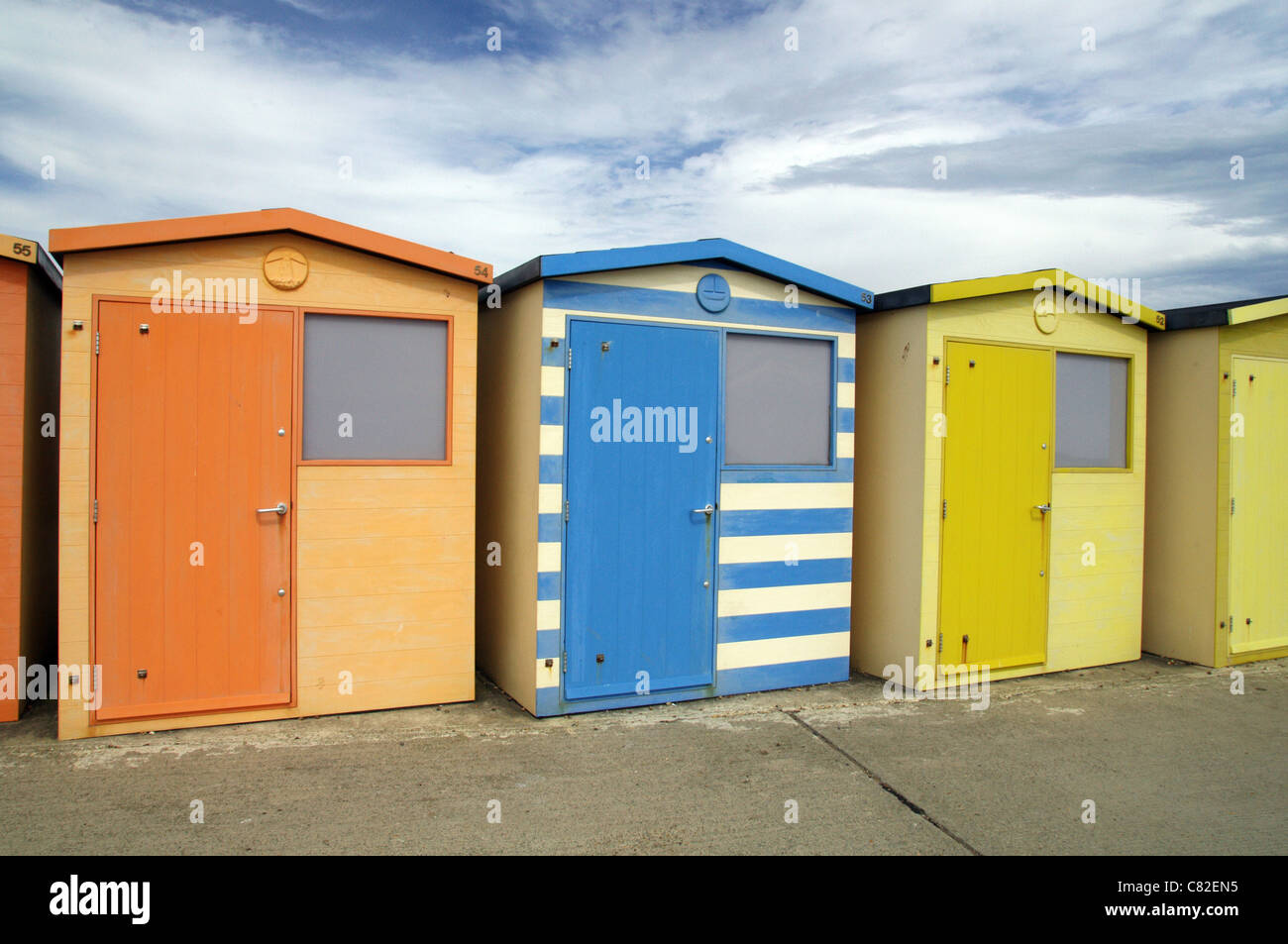 Bunte Strandhäuschen in Seaford, Großbritannien Stockfoto