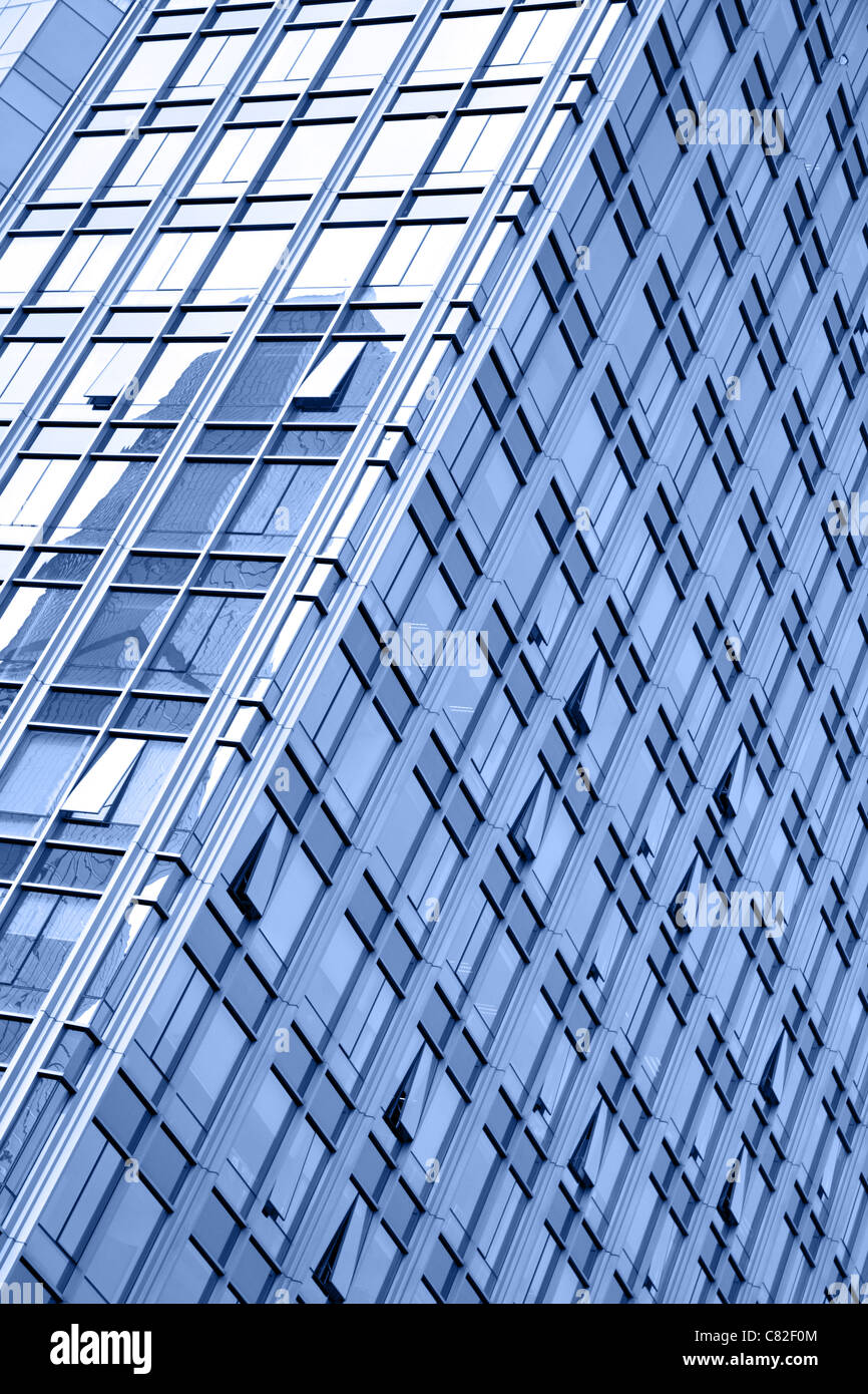 Modernes Gebäude-Fenster, werden als Hintergrund verwendet. In blauer Farbe getönt. Stockfoto