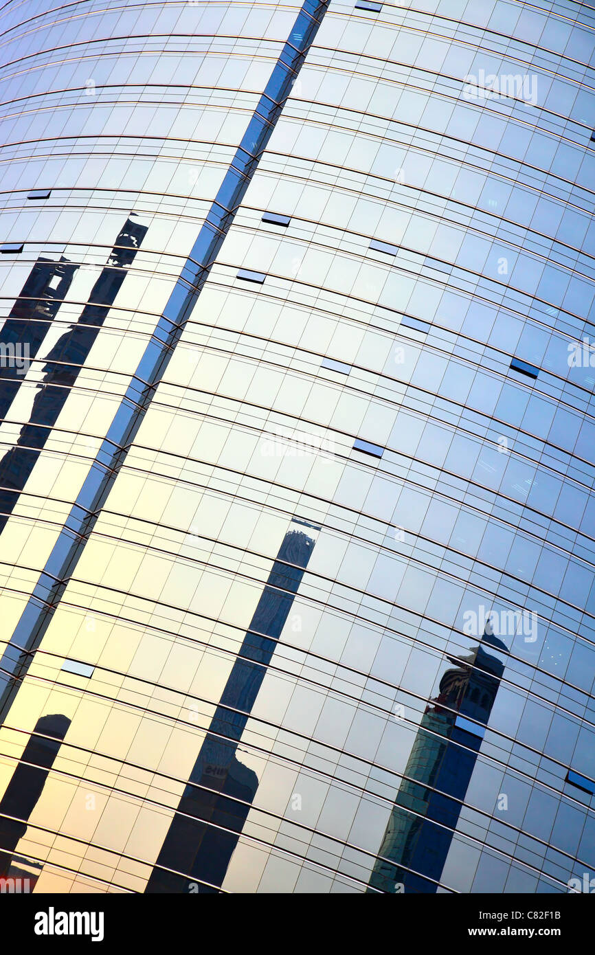 Windows der modernen Gebäude und Himmel Reflexion Stockfoto