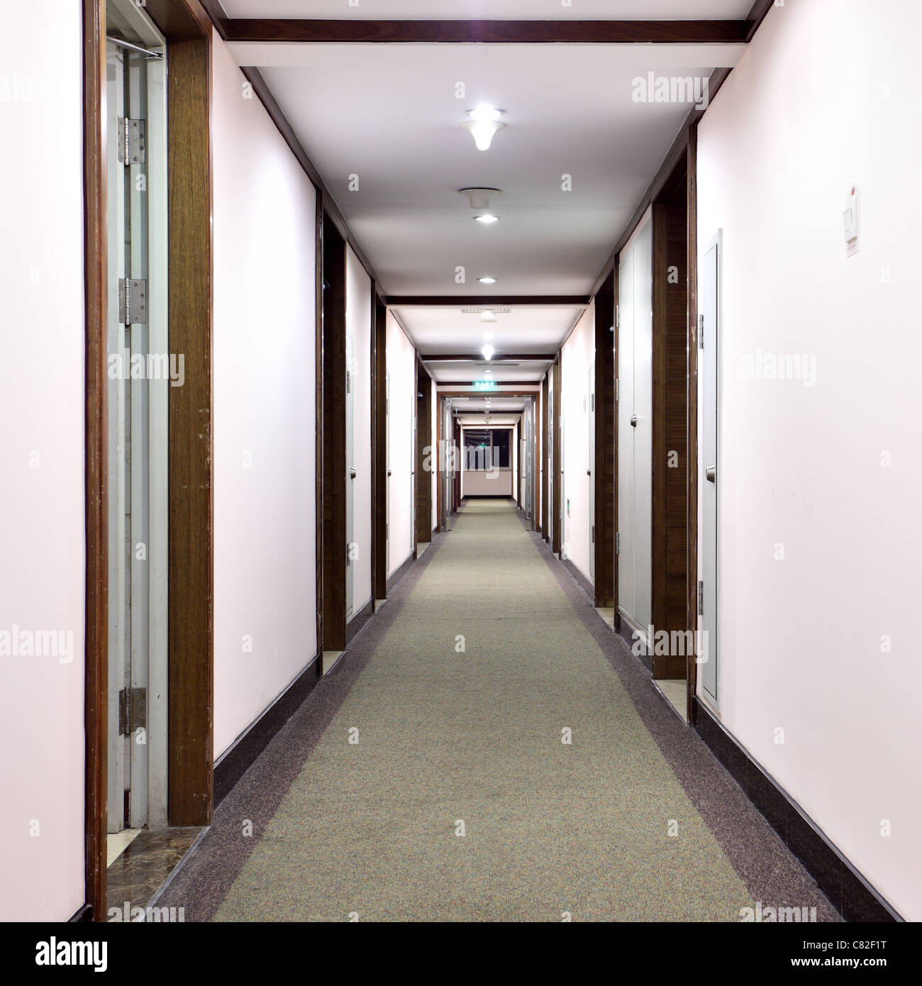 Perspektive des langen Korridors im hotel Stockfoto