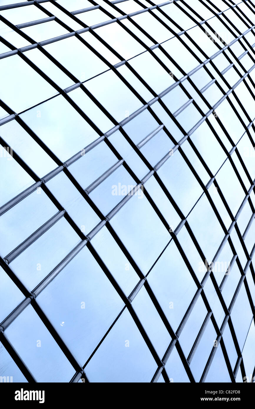 Fenster des Neubaus in blauer Farbe getönt Stockfoto