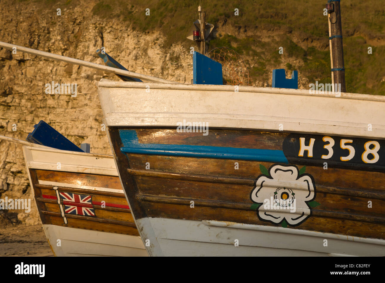 Bögen der entgeisterung Angelboote/Fischerboote mit Unionjack kennzeichnen und Yorkshire weiße rose Stockfoto
