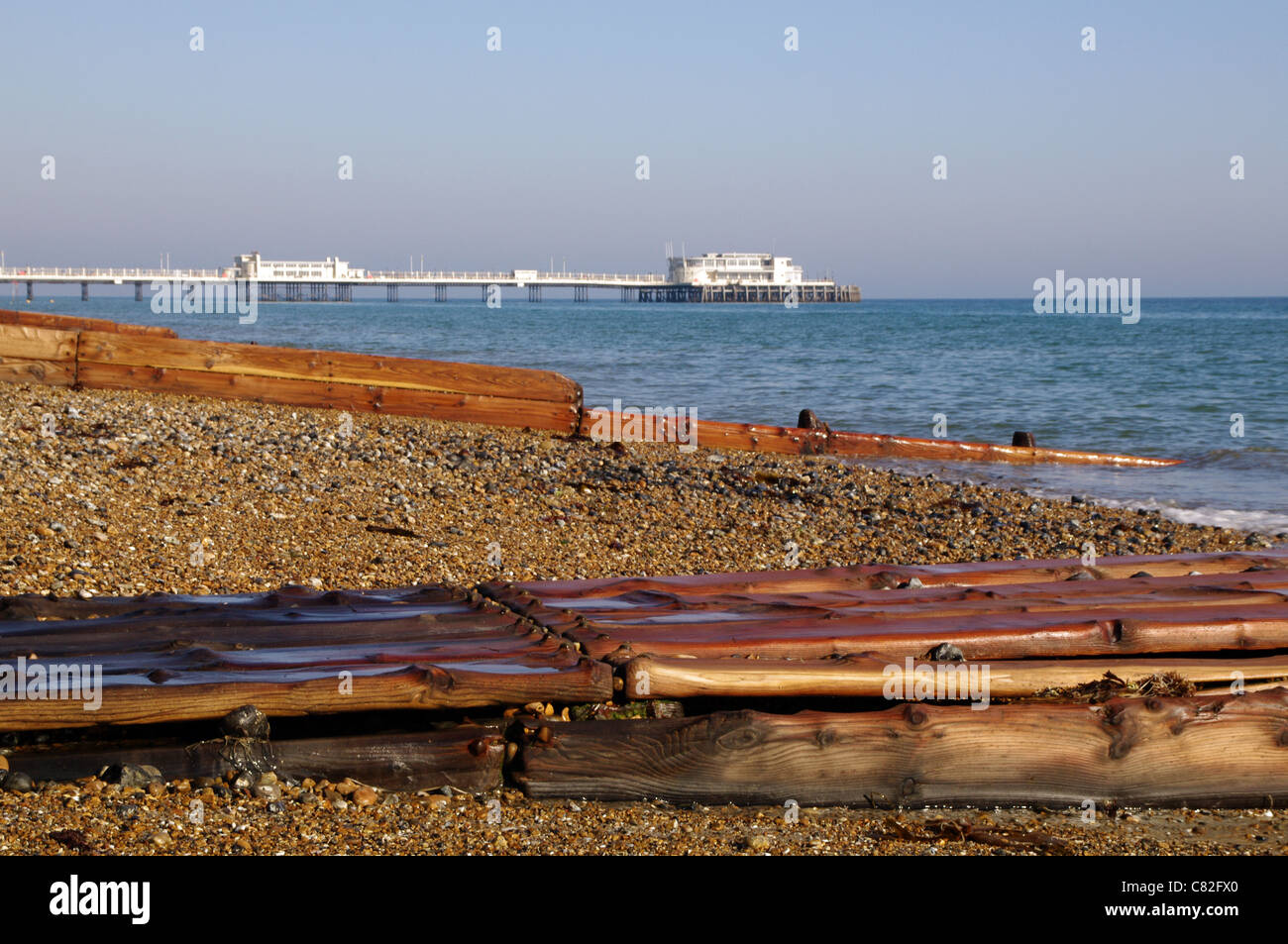 Worthing Strand mit Worthing Pier im Hintergrund Stockfoto